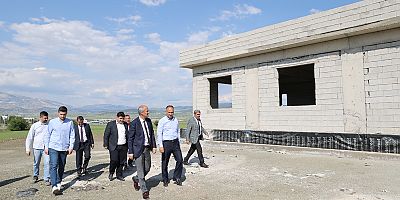 Yapımı devam eden ve tamamlanan sosyal tesis projelerini gezen Dulkadiroğlu Belediye Başkanı Necati Okay