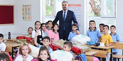 BAŞKAN TOPTAŞ’TAN 3 BİN ÖĞRENCİYE KIRTASİYE SETİ DESTEĞİ