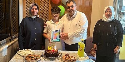 BAŞKAN VEKİLİ BEŞEN’DEN DEPREMZEDE ENES’E SÜRPRİZ DOĞUM GÜNÜ