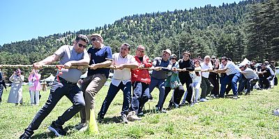 BAŞKONUŞ YAYLASI’NDA GELENEKSEL YARIŞMALARLA DOLU ŞENLİK COŞKUSU