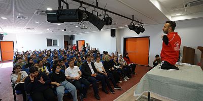 BEDENSEL ENGELLİ MİLLİ YÜZÜCÜ YURTKÖLESİ, BAŞARI HİKÂYESİYLE ÖĞRENCİLERE İLHAM OLDU