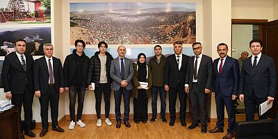 BİLGİ YARIŞMASINDA DERECEYE GİREN KATILIMCILARA ÖDÜLLERİ VERİLDİ