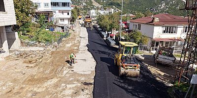 BÜYÜKŞEHİR, ANDIRIN’DA 2 KİLOMETRELİK ARTERİ SICAK ASFALTLA KAPLIYOR