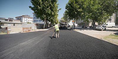 BÜYÜKŞEHİR’DEN DULKADİROĞLU’NDA YOĞUN ASFALT MESAİSİ