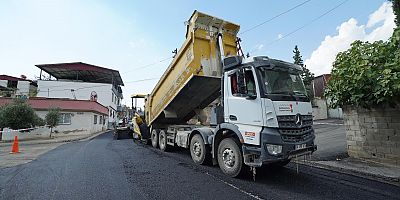BÜYÜKŞEHİR’DEN DULKADİROĞLU ŞEYH ŞAMİL MAHALLESİ’NDE KESİNTİSİZ ASFALT MESAİSİ