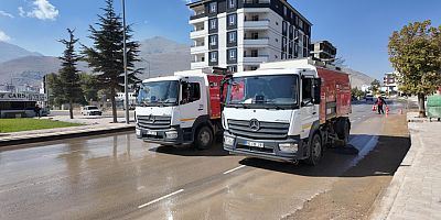 BÜYÜKŞEHİR’DEN ELBİSTAN’IN CADDELERİNDE TEMİZLİK