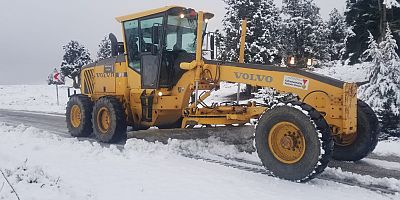 BÜYÜKŞEHİR’DEN GÖKSUN’DA KAR YAĞIŞI SONRASI ANINDA MÜDAHALE