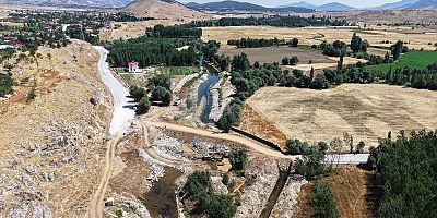 BÜYÜKŞEHİR’DEN GÖKSUN’DA YARIM ASIRLIK KÖPRÜNÜN YERİNE MODERN BAĞLANTI