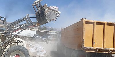 Ev ve iş yerlerinde yapılan tadilatlar sırasında oluşan ve çevreye kaçak bırakılan moloz ve enkaz kalıntıları Büyükşehir Belediyesi’nce iş makineleriyle bulundukları yerden alınıp hafriyat alanına taş