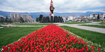 BÜYÜKŞEHİR’DEN RENKLİ DOKUNUŞ: KAHRAMANMARAŞ ÇİÇEK AÇTI