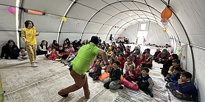 BÜYÜKŞEHİR DEPREMZEDE MİNİKLERİN YANINDA