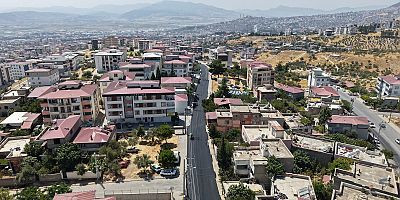 BÜYÜKŞEHİR, DULKADİROĞLU’NDA MEHMET ESENCELİ CADDESİ’NİN ASFALTINI YENİLİYOR