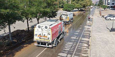 BÜYÜKŞEHİR EKİPLERİ AFŞİNBEY CADDESİ’NDE TEMİZLİK MESAİSİNDE