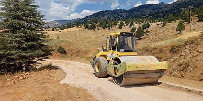 BÜYÜKŞEHİR EKİPLERİ GÖKSUN’DA KIRSAL MAHALLE YOLLARINDA