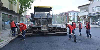 BÜYÜKŞEHİR, GÖKSUN’DA ATATÜRK VE YUNUS EMRE CADDELERİNDE ASFALT SERİMİNE BAŞLADI