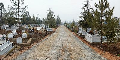 BÜYÜKŞEHİR GÖKSUN’DA MEZARLIK YOLUNU KİLİT PARKEYLE YENİLEDİ