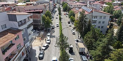 BÜYÜKŞEHİR GÖKSUN’DA YÜRÜYÜŞ YOLLARINI YENİLENİYOR