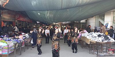 Derepazarı Esnaf İndirim Günleri yoğun bir ilgiyle devam ederken çarşıda sahne alan Büyükşehir Belediyesi Halk Oyunları ekibi