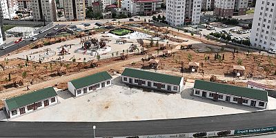 Kahramanmaraş Büyükşehir Belediyesi’nin Kuzey Park’a inşa ettiği geçici esnaf çarşısında başvurular başladı. Başvurularda son gün 7 Haziran Çarşamba.