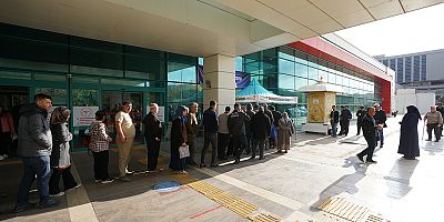 BÜYÜKŞEHİR’İN SICAK ÇORBA İKRAMI GÖNÜLLERİ ISITIYOR
