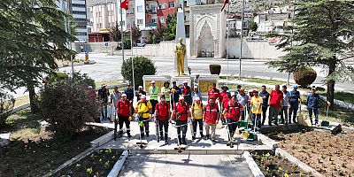 BÜYÜKŞEHİR’İN TEMİZLİK TİMİ ELBİSTAN’DA SAHADA