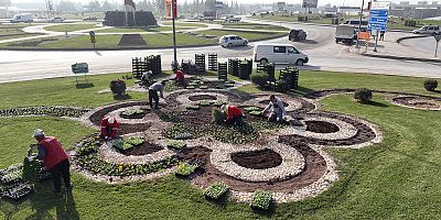 BÜYÜKŞEHİR KAVŞAKLARI 500 BİN ÇİÇEKLE RENKLENDİRİYOR