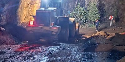 BÜYÜKŞEHİR, ONİKİŞUBAT KIRSALINDA HEYELANDAN KAPANAN YOLLARI TRAFİĞE AÇIYOR