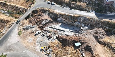 BÜYÜKŞEHİR PAZARCIK’TA YARIM ASIRLIK ESKİ KÖPRÜYÜ YENİLİYOR