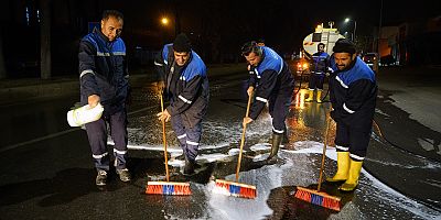 BÜYÜKŞEHİR TEMİZLİK SEFERBERLİĞİNİ KÜÇÜK SANAYİ SİTESİ’NDE SÜRDÜRDÜ
