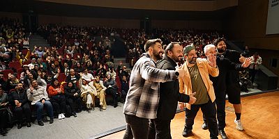 BÜYÜKŞEHİR TİYATRO GÖSTERİSİYLE SANATSEVERLERE KAHKAHA DOLU BİR GECE SUNDU