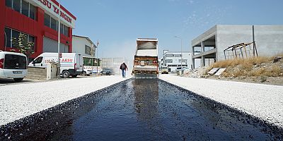 BÜYÜKŞEHİR, YENİ SANAYİ SİTESİ’NDE ASFALT MESAİSİ SÜRÜYOR