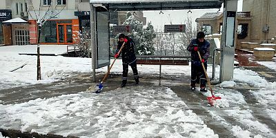 BÜYÜKŞEHİRDEN YAYA YOLLARINDA KAR TEMİZLİĞİ
