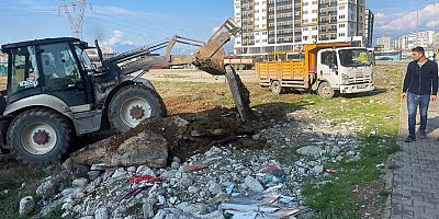 CADDELER HAFRİYAT ATIKLARINDAN TEMİZLENİYOR