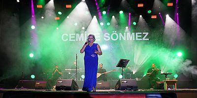 CEMİLE SÖNMEZ KAFUM’DA MÜZİK ZİYAFETİ SUNDU