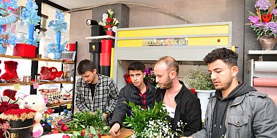 ÇİÇEKÇİLERDE ‘SEVGİLİLER GÜNÜ’ MESAİSİ