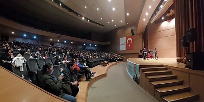 Mehmet Akif Ersoy Kültür Merkezi’nde gerçekleştirilen Salon Sirki’ne vatandaşlar yoğun ilgi gösterdi.