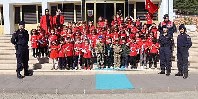 ÇOCUKLAR JANDARMADA GÖNÜLLERİNCE EĞLENDİ