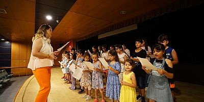 ÇOCUKLAR KAHRAMANMARAŞ BÜYÜKŞEHİR’İN KOROSUNDA EĞİTİM ALIYOR