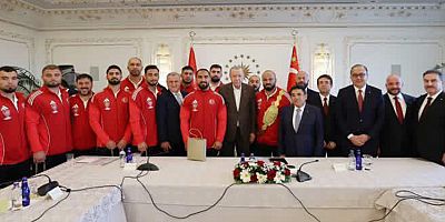 CUMHURBAŞKANI ERDOĞAN, GELENEKSEL GÜREŞ ŞAMPİYONLARINI KABUL ETTİ