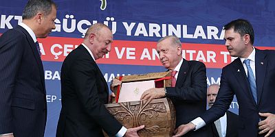CUMHURBAŞKANI ERDOĞAN VE ALİYEV’E KAHRAMANMARAŞ’IN TESCİLLİ EL SANATLARI HEDİYESİ