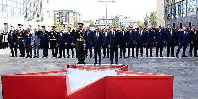 CUMHURİYET BAYRAMI KUTLAMALARI, ATATÜRK ANITI’NA ÇELENK SUNUMU İLE BAŞLADI