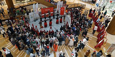 CUMHURİYET KUTLAMALARINDA BÜYÜKŞEHİR’İN HALK OYUNLARI EKİBİ GÖRSEL ŞÖLEN SUNDU