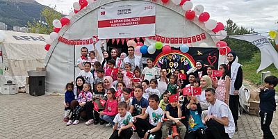 DEPREM BÖLGESİNDE ASKERLERDEN ÇOCUKLARA 23 NİSAN SÜRPRİZİ