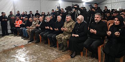 DEPREM ŞEHİTLERİ, ASRIN FELAKETİNİN YIL DÖNÜMÜNDE DUALARLA YÂD EDİLİYOR