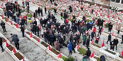 DEPREM ŞEHİTLERİ KABİRLERİ BAŞINDA DUALARLA YÂD EDİLDİ