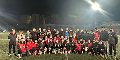 DEPREMİN MERKEZ ÜSSÜNDE BAYAN FUTBOLCULAR DOSTLUK MAÇI