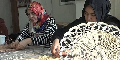DEPREMZEDE KADINLAR, AİLE EKONOMİSİNE SEPET ÖREREK DESTEK OLUYOR