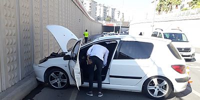 DİRKESİYON HAKİMİYETİNİ KAYBEDEN SÜRÜCÜ OTOMOBİLİ  BETON DUVARA ÇARPTI