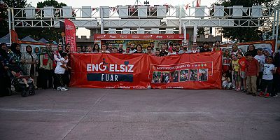 DOWN SENDROMLU ÇOCUKLAR FUARIN RENKLERİ OLDU