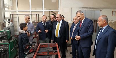 DULKADİROĞLU BELEDİYE BAŞKANI MEHMET AKPINAR, TOKİ 21. YÜZYIL MESLEKİ VE TEKNİK ANADOLU LİSESİ'Nİ ZİYARET ETTİ